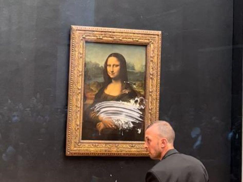 Lancia una torta sulla Gioconda, l’atto vandalico al Louvre: “L’ho fatto per il pianeta Terra”