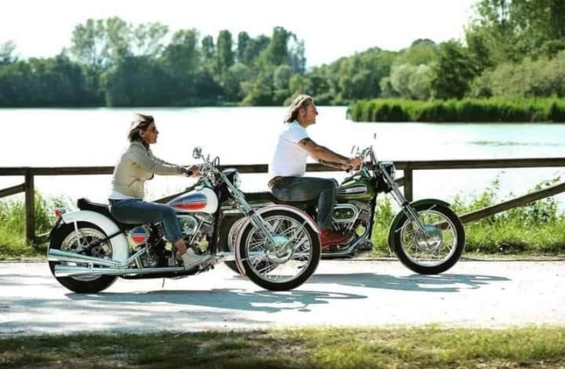 Troppo dolore per la morte di Giovanna, il marito Luca si uccide prima del funerale: “Continuerete a correre insieme sulle vostre amate Harley”