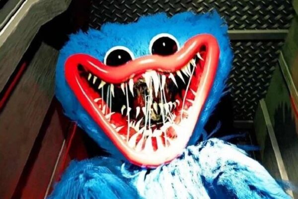Chi è Huggy Wuggy, l’allarme della Polizia e la polemica sui ‘Me contro te’ per il pupazzo horror che preoccupa i genitori