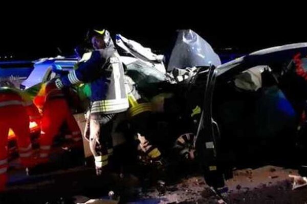 Contromano sulla superstrada Firenze-Pisa-Livorno, frontale tra auto: muore 36enne, 4 feriti gravi