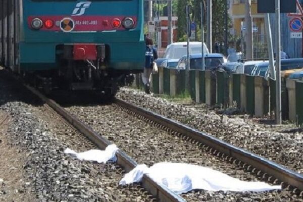 Investita ed uccisa dal treno in corsa, insegnante muore sul colpo