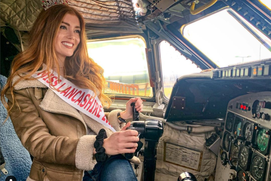 Bullizzata per i capelli rossi, Jessica ora punta a diventare Miss Mondo: “Il colore della mia chioma è un superpotere”