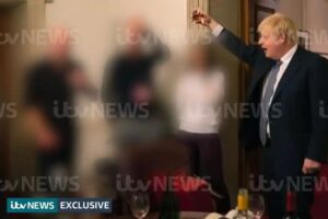 Nuovo scandalo per Boris Johnson, spuntano altre foto dei party abusivi a Downing Street durante il lockdown Covid