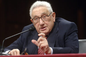 La ‘ricetta’ di Kissinger per terminare la guerra in Ucraina: “Kiev rinunci a qualche territorio, Occidente non cerchi sconfitta russa”