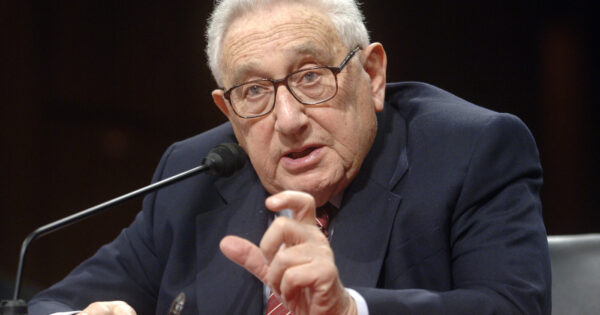 La ‘ricetta’ di Kissinger per terminare la guerra in Ucraina: “Kiev rinunci a qualche territorio, Occidente non cerchi sconfitta russa”