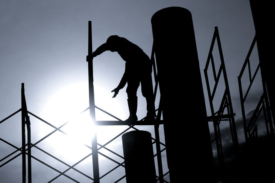 Lavoratori ma poveri, in Italia stipendi diminuiti del 12% dal 2008: abbiamo i salari peggiori del G20