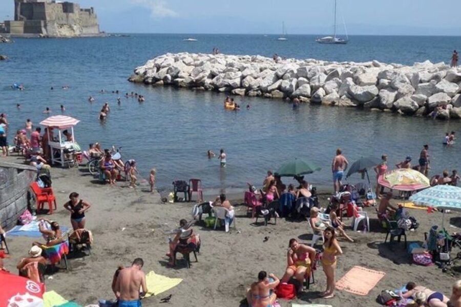Spiagge libere a Napoli, il Comune si comporti da privato: l’esempio di Barcellona