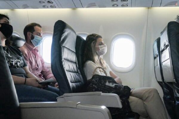 Volo Amsterdam-Detroit: piovono vermi dalle cappelliere sulle teste dei passeggeri: aereo costretto a invertire la rotta