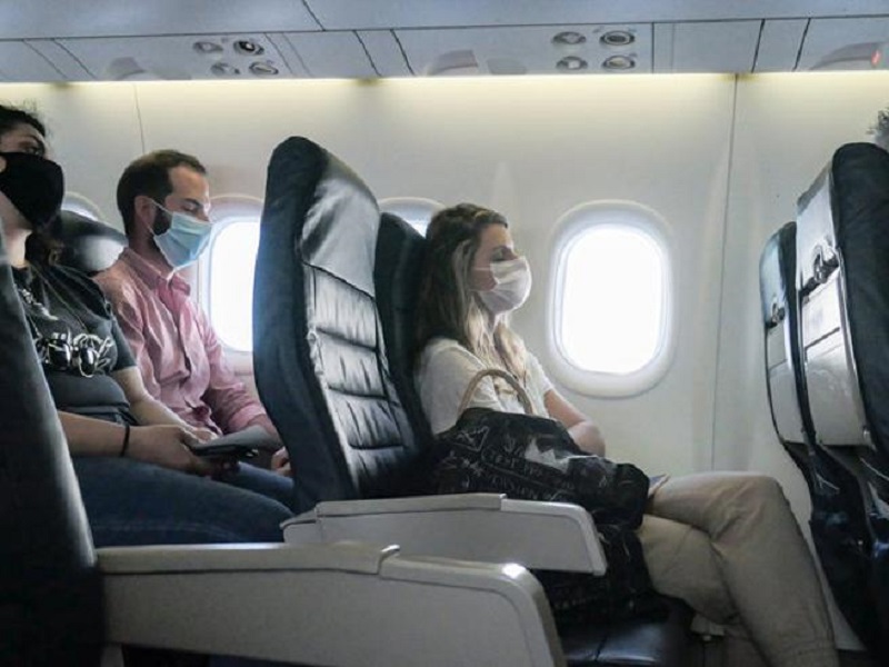 Mascherine sugli aerei, dal 16 maggio via l’obbligo a bordo e in aeroporto: “Ma serve responsabilità per gli altri”