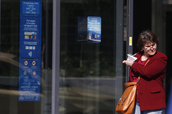 Foto Cecilia Fabiano/ LaPresse 
30 aprile 2022  Roma (Italia)
Cronaca :
Dal primo maggio via le mascherine in negozi, centri commerciali, supermercati, bar e ristoranti 
Nella Foto : persone all’uscita di alcuni supermercati della capitale 

Photo Cecilia Fabiano/ LaPresse
April , 30 2022  Rome (Italy) 
News : 
From May 1st, the masks will be available in shops, shopping centers, supermarkets, bars and restaurants
 In The Pic : people walking out from asupermarket
