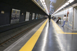 Spinge ragazza sotto al treno e scappa: giovane miracolata nella stazione della metro di Milano