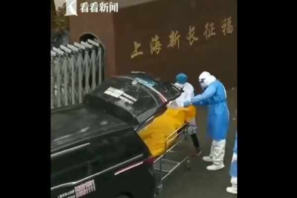 Scambiato per morto e mandato ‘per errore’ in obitorio, le difficoltà di Shanghai alle prese col disastro Covid