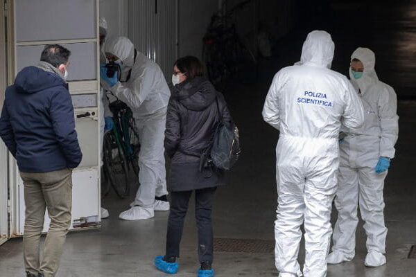 Uccisa, decapitata e fatta a pezzi nella vasca da bagno, svolta nell’omicidio di Melzo: fermata la figlia