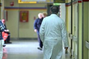 Bambino di un anno in ospedale con arresto cardiaco e ipotermia, ipotesi maltrattamenti: “È grave, ha diverse fratture” Bambino di un anno in ospedale con arresto cardiaco e ipotermia, ipotesi maltrattamenti: “È grave, ha diverse fratture”