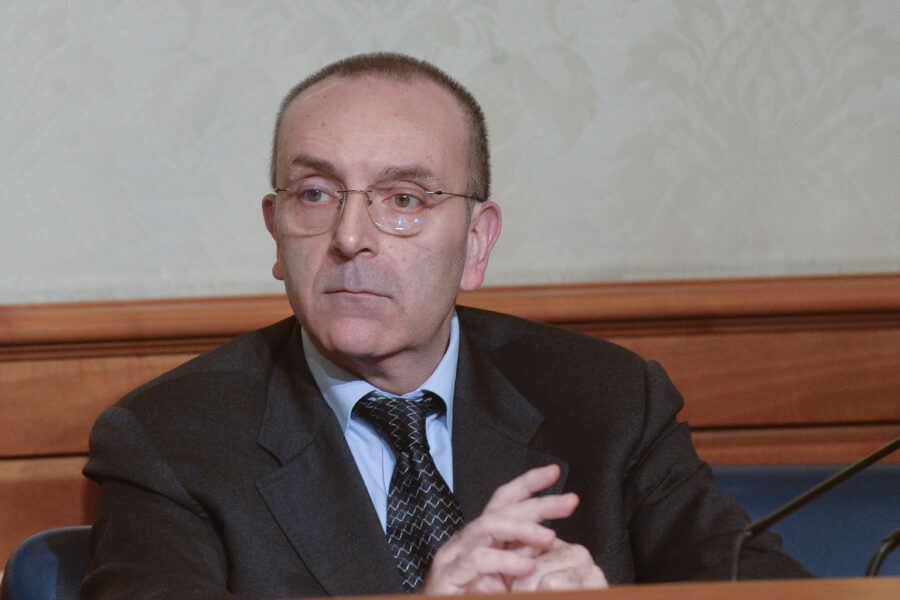 Petrocelli scaricato da Conte e 5 Stelle, anche i senatori grillini lasciano la Commissione Esteri: “Farò ricorso alla Consulta”