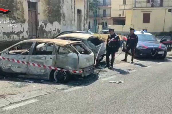 Piromane “senza motivo”: dà fuoco e distrugge quattro auto scelte a caso in strada