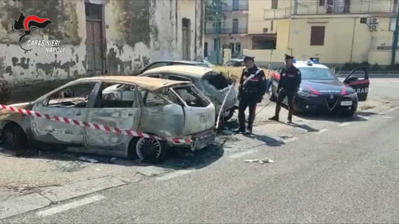 Piromane “senza motivo”: dà fuoco e distrugge quattro auto scelte a caso in strada