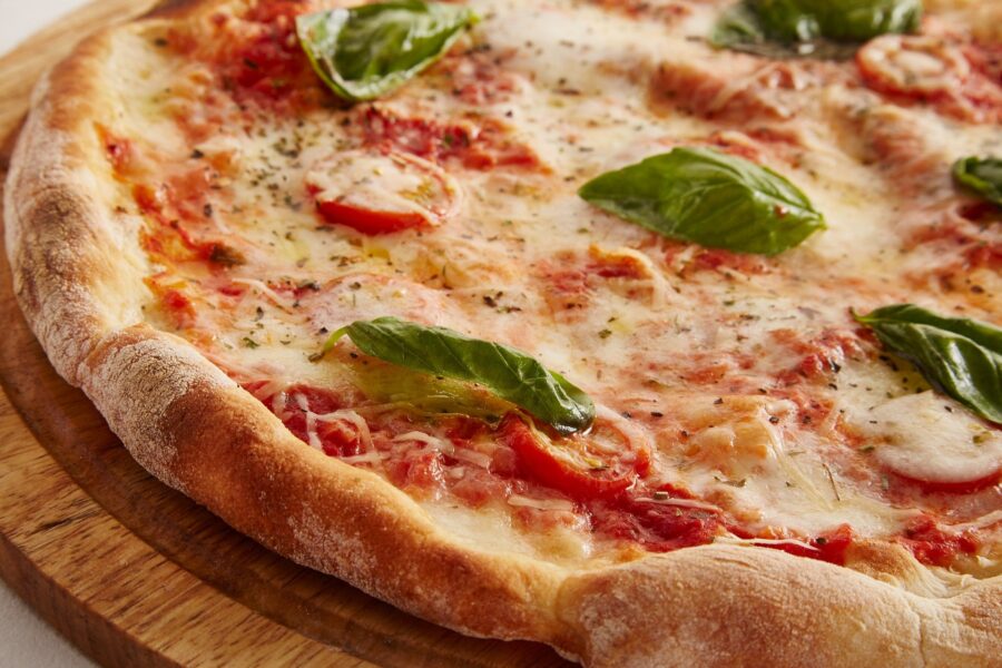 Mangia pizza surgelata Buitoni e finisce in ospedale: “Non si può rischiare di morire così”