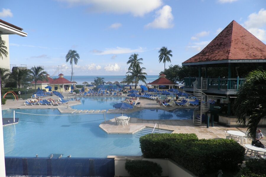 Nausea, vomito, convulsioni: l’inquietante mistero delle morti nel resort extra-lusso