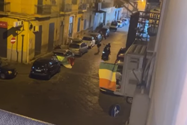 Il video della rapina sotto casa, donna implora i due uomini e si ritrova pistola punta in faccia: “Vi prego, vi supplico”