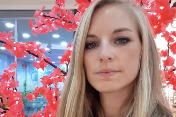 Massacrata a coltellate dall’ex, il killer di Romina fermato nudo sulla spiaggia: sui social post contro la violenza