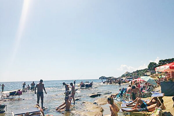 Spiagge da incubo a Napoli, l’assessore De Iesu: “Controlli si ma ci sono risse, accoltellamenti e rapine anche in città”