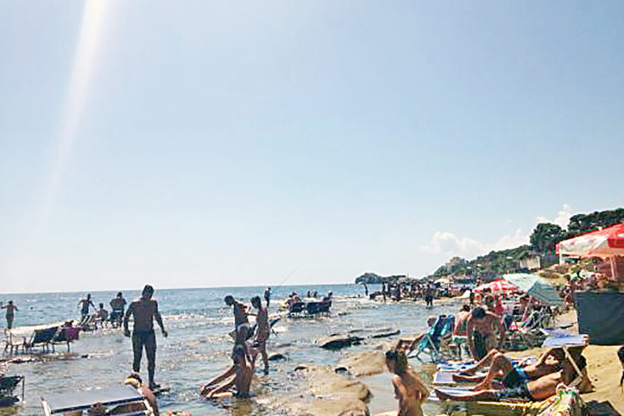 Spiagge da incubo a Napoli, l’assessore De Iesu: “Controlli si ma ci sono risse, accoltellamenti e rapine anche in città”