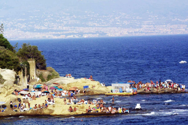 Napoli, lite in spiaggia a Marechiaro per un lettino: quindicenni accoltellano bagnino. È grave ma fuori pericolo
