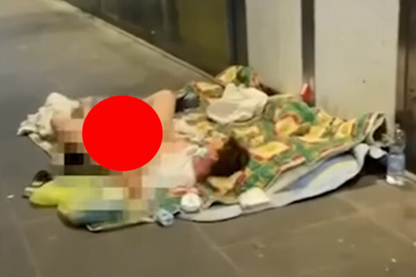 Stazione a luci rosse, coppia ‘si lascia andare’ sul marciapiede davanti a tutti: “Che degrado”