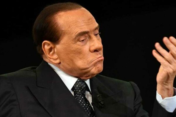 Forza Italia si sbriciola anche in Campania, mentre De Luca rivela l’amore per i grillini