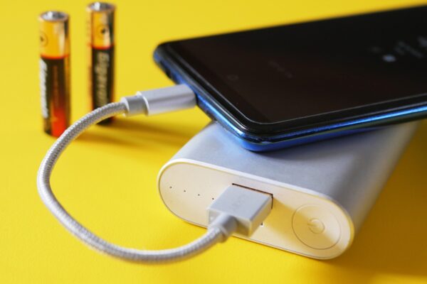 Esplode power bank in classe: sette studenti feriti, due trasportati in ospedale