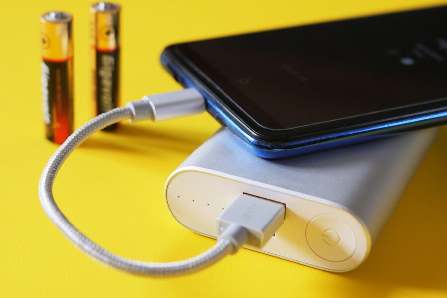 Esplode power bank in classe: sette studenti feriti, due trasportati in ospedale