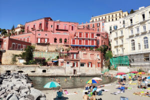 Un mare di confusione, a Napoli è caos sulla gestione delle spiagge libere: a pagare i cittadini…