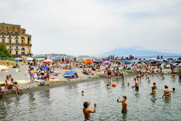 Posillipo affoga in un mare di anarchia e di spiagge terra di nessuno: “Ingressi contingentati”