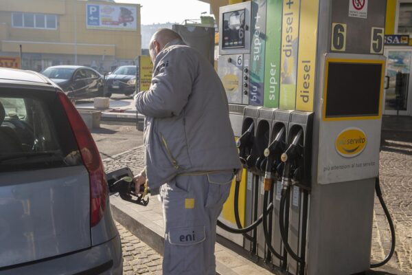 Accise sui carburanti, il taglio da 30 centesimi prorogato fino all’8 luglio: compreso anche il metano