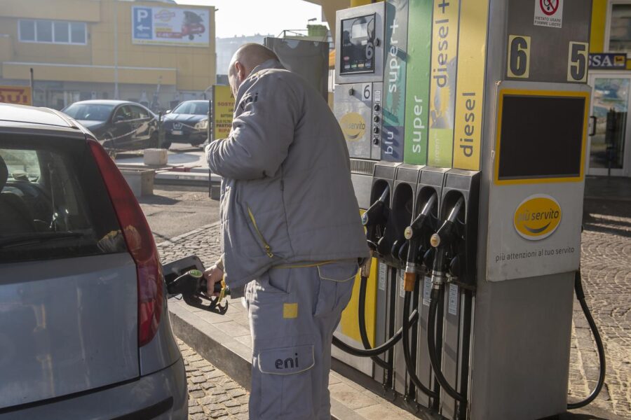 Accise sui carburanti, il taglio da 30 centesimi prorogato fino all’8 luglio: compreso anche il metano