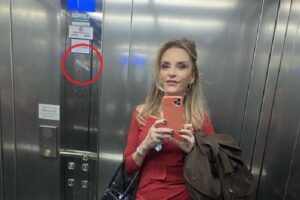 La stella delle Brigate Rosse nell’ascensore del Tg2 in Rai, la Digos indaga ma il simbolo è lì da mesi La stella delle Brigate Rosse nell’ascensore del Tg2 in Rai, la Digos indaga ma il simbolo è lì da mesi