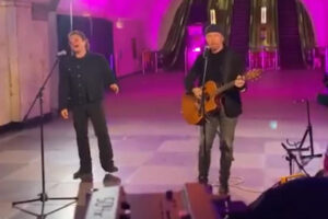 U2 in concerto a Kiev, il live a sorpresa nella metro: “Ce lo ha chiesto Zelensky, eccoci qui”