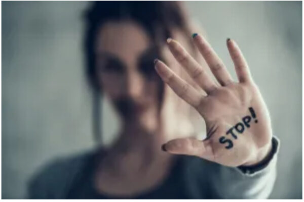 Violenza sulle donne: quella malsana percezione della pornografia dalla quale ci salverà il dialogo con noi stessi e gli altri