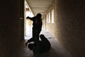 “Figlio mio vieni dobbiamo parlare”, 17enne picchiato e accoltellato dal padre