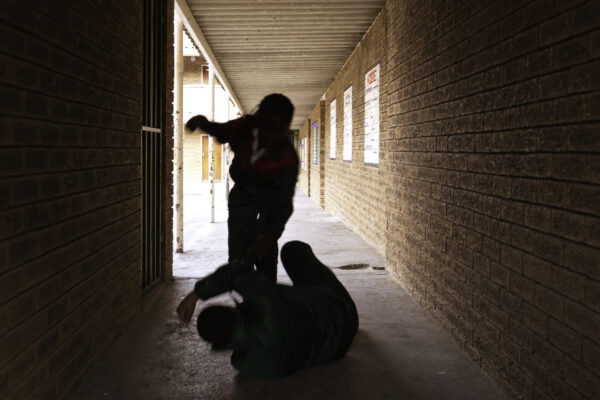 “Figlio mio vieni dobbiamo parlare”, 17enne picchiato e accoltellato dal padre