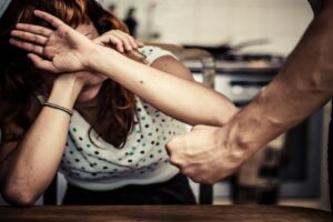 Crotone, ancora un episodio di violenza sulle donne: 52enne aggredisce la moglie, a calci e pugni. La figlia minore lo fa arrestare