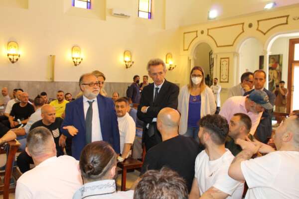 Il sindaco Manfredi nel carcere di Poggioreale con i rapper Paky e Geolier: “Ci prenderemo cura di voi cittadini”