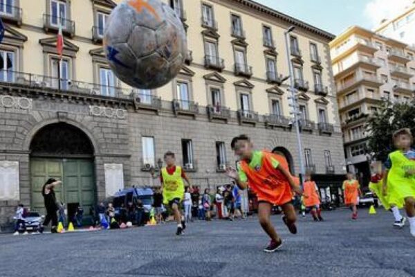 Panni stesi e pallone, le priorità del sindaco Manfredi in una Napoli senza trasporti, progetti e politiche giovanili