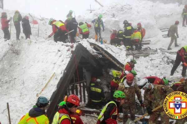Foto LaPresse/Corpo Nazionale Soccorso Alpino e Speleologico 22 gennaio 2017 Farindola, Pescara – Italia cronaca Rigopiano, si continua a scavare sotto la neve.Nella foto: proseguono senza sosta le operazioni di ricerca e soccorso all’hotel Rigopiano dopo slavina.DISTRIBUTION FREE OF CHARGE – NOT FOR SALE Foto LaPresse/Corpo Nazionale Soccorso Alpino e Speleologico 22 gennaio 2017 Farindola, Pescara – Italia cronaca Rigopiano, si continua a scavare sotto la neve.Nella foto: proseguono senza sosta le operazioni di ricerca e soccorso all’hotel Rigopiano dopo slavina.DISTRIBUTION FREE OF CHARGE – NOT FOR SALE