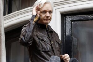 Julian Assange può essere estradato negli USA, il via libera di Londra: rischia 175 anni di carcere