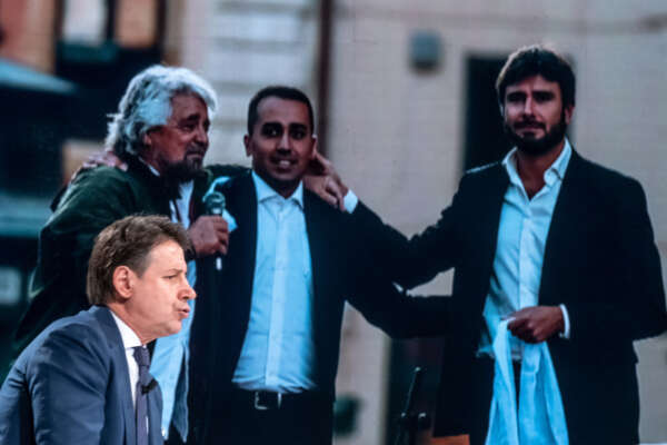 Così i grillini hanno trasformato il pacifismo in burletta Così i grillini hanno trasformato il pacifismo in burletta