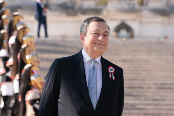 Draghi in giro per il mondo in cerca di pace e gas