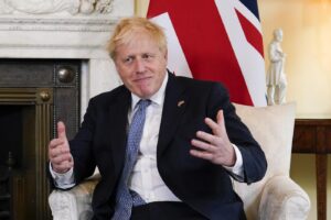 Boris Johnson salvo ma ‘decapitato’: la sfiducia votata da 148 deputati conservatori