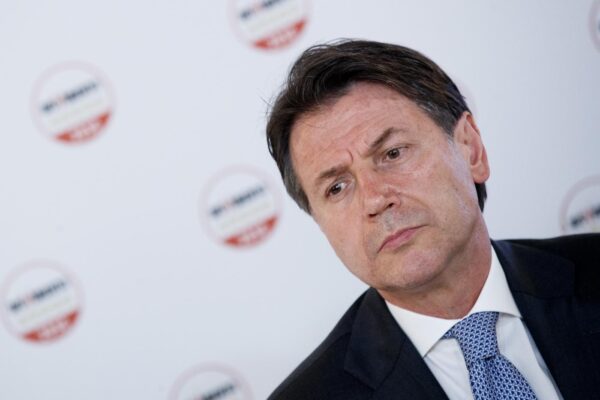 Giuseppe Conte, il crollo alle elezioni e la fase 2 del M5s: “Cittadini ci chiedono di uscire da governo” Giuseppe Conte, il crollo alle elezioni e la fase 2 del M5s: “Cittadini ci chiedono di uscire da governo”